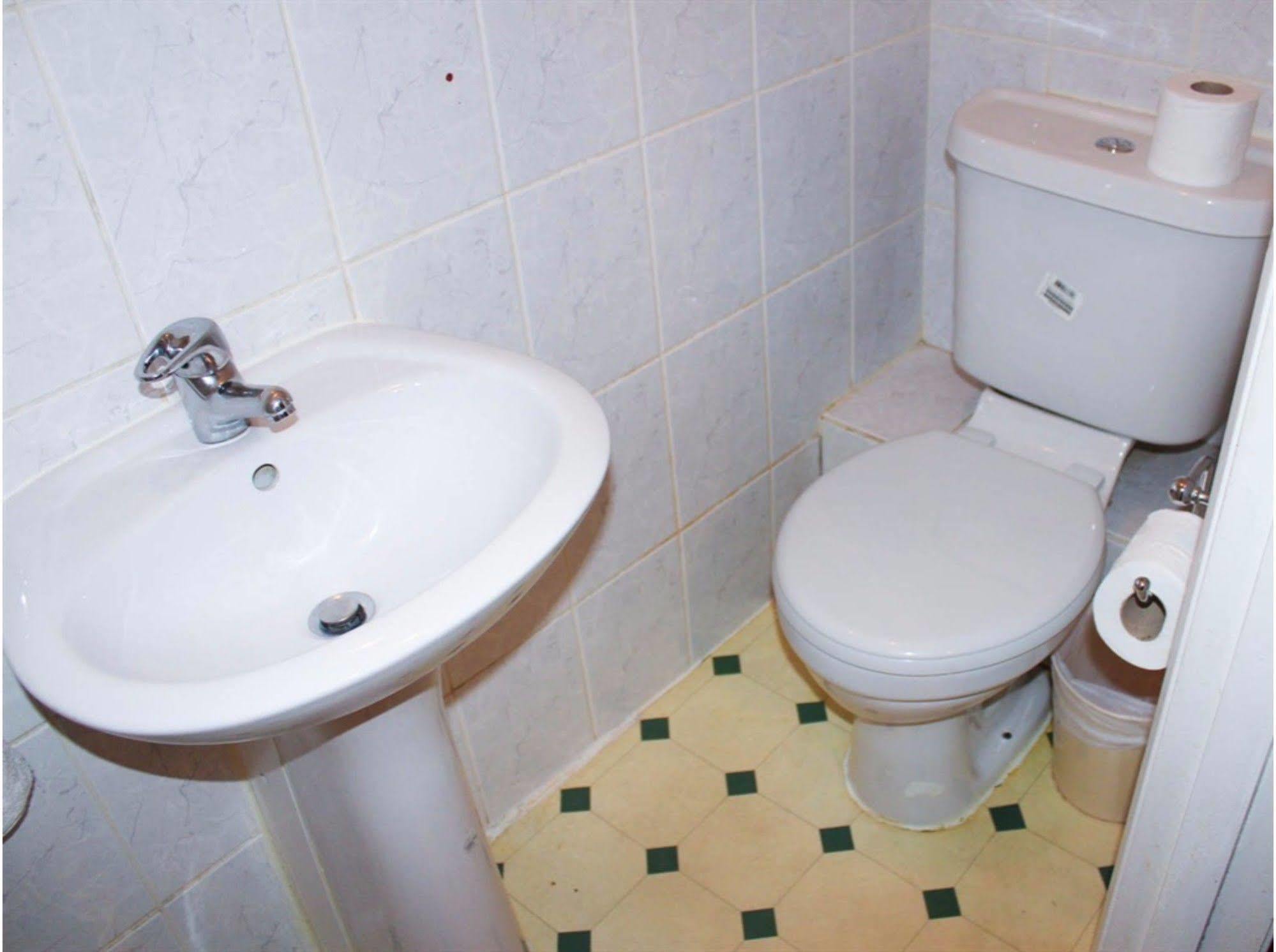 Lampton Guest House Hounslow Exteriör bild